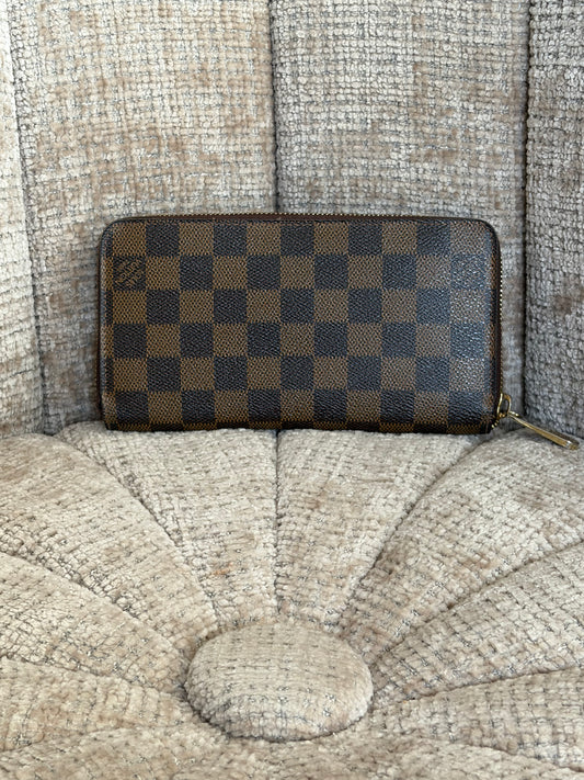 Louis Vuitton Zippy Wallet Monogram canvas, side view