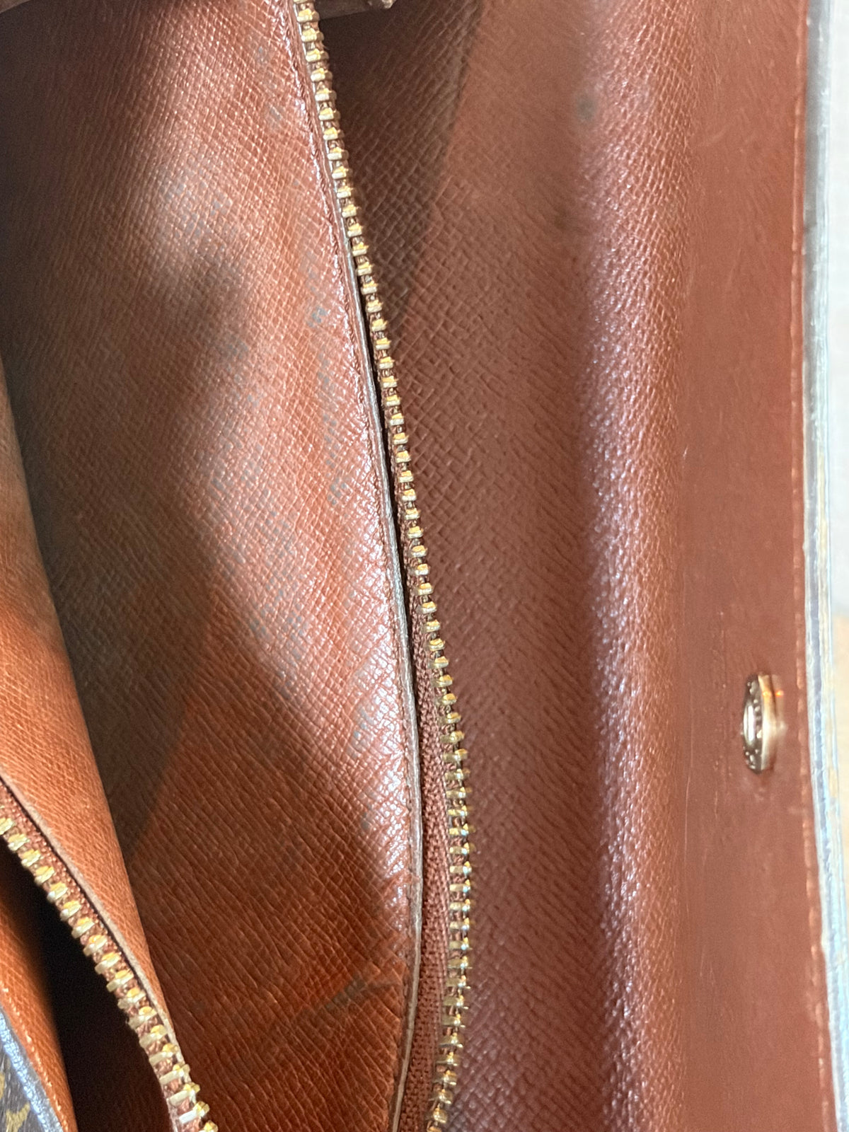Louis Vuitton Sarah Wallet Monogram Canvas, close-up