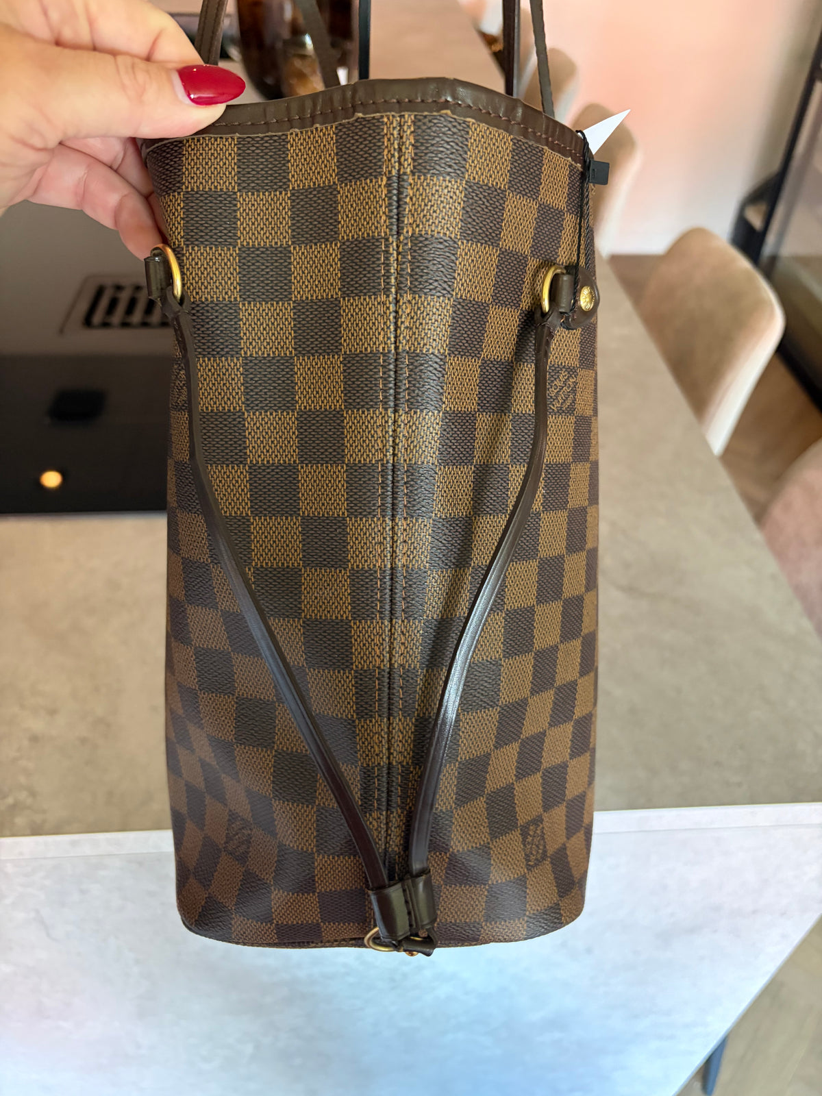 Louis Vuitton Neverfull MM Damier Ebene, leather detail