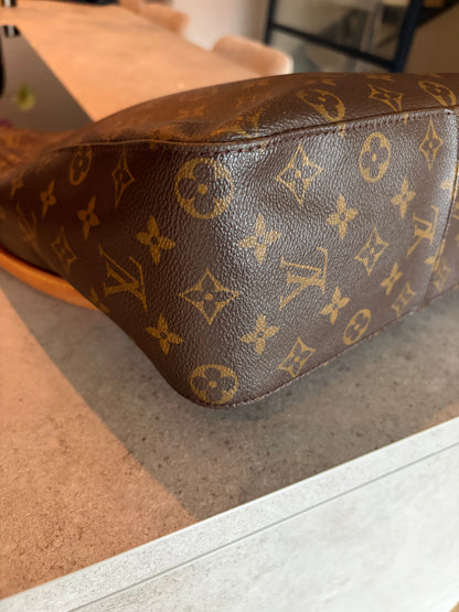 Louis Vuitton Looping GM Monogram canvas, hardware detail