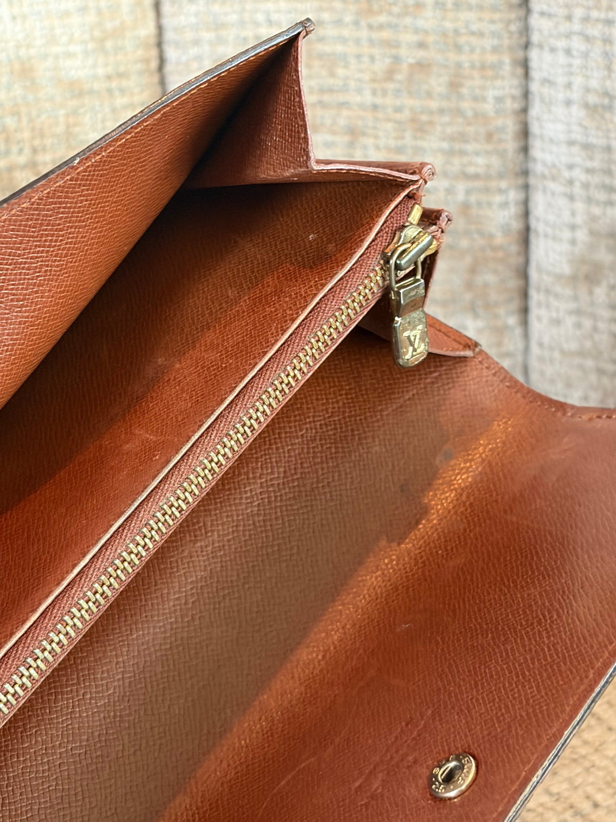 Louis Vuitton Sarah Wallet Monogram Canvas, base detail