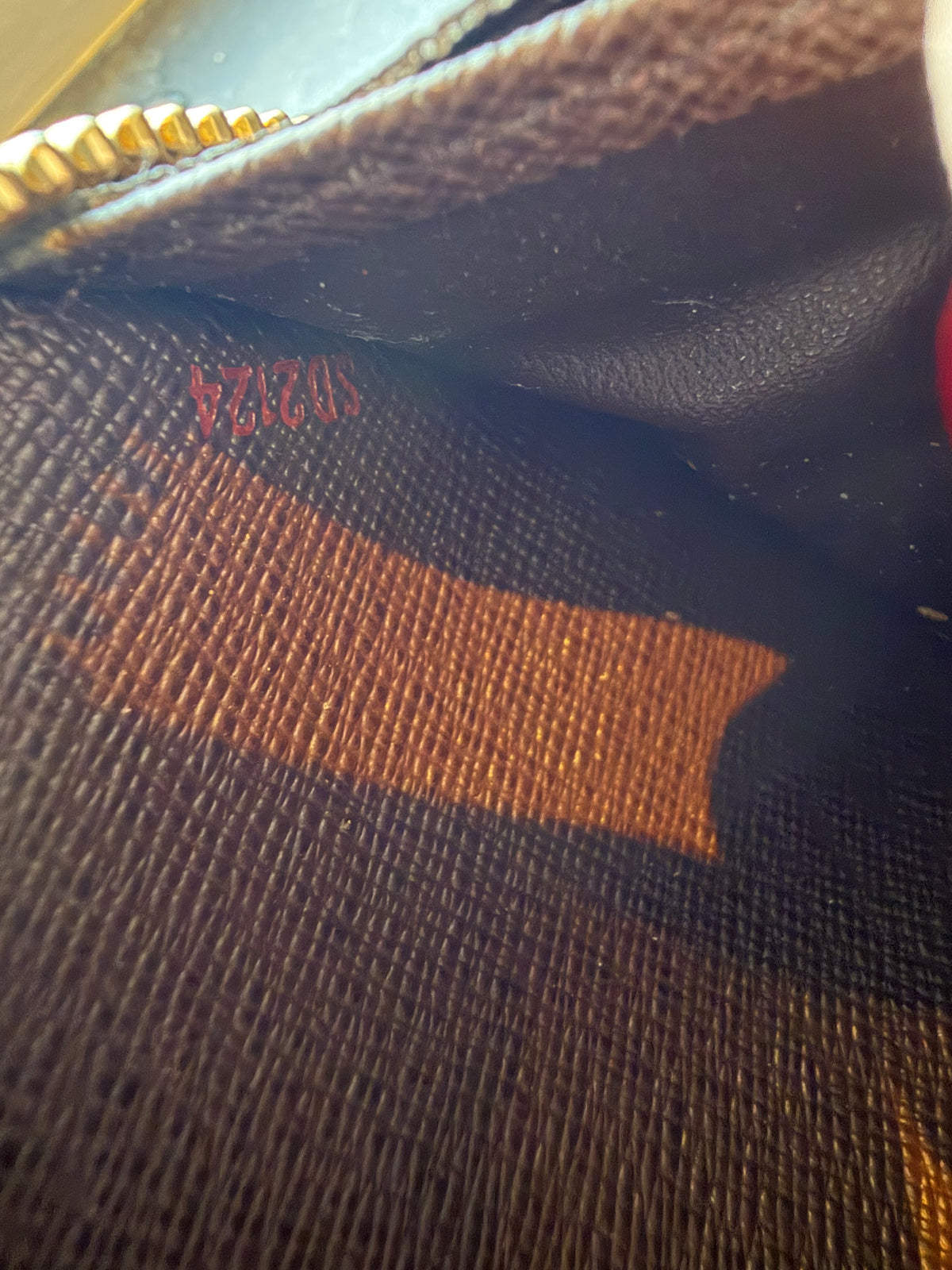 Louis Vuitton Zippy Wallet, base detail
