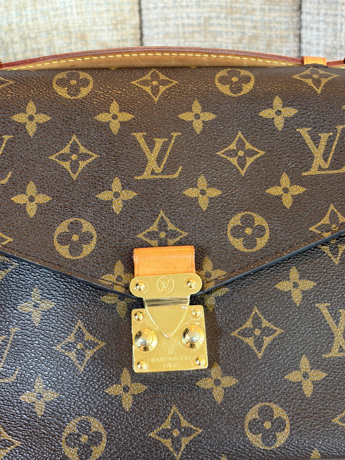 Louis Vuitton Pochette Metis, detail view 9
