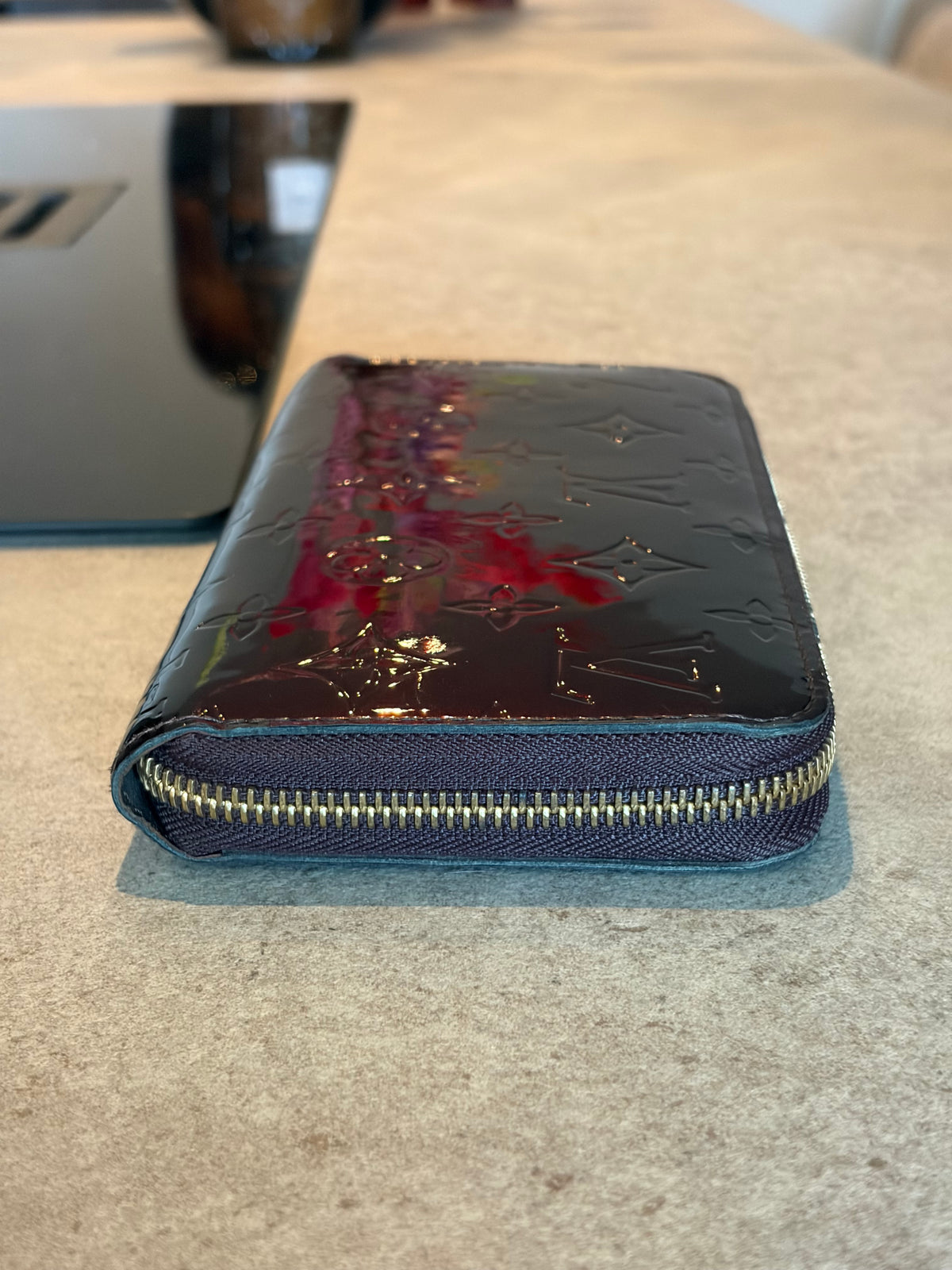 Louis Vuitton Zippy Wallet in burgundy Vernis leather, interior view