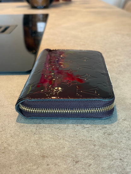 Louis Vuitton Zippy Wallet in burgundy Vernis leather, interior view