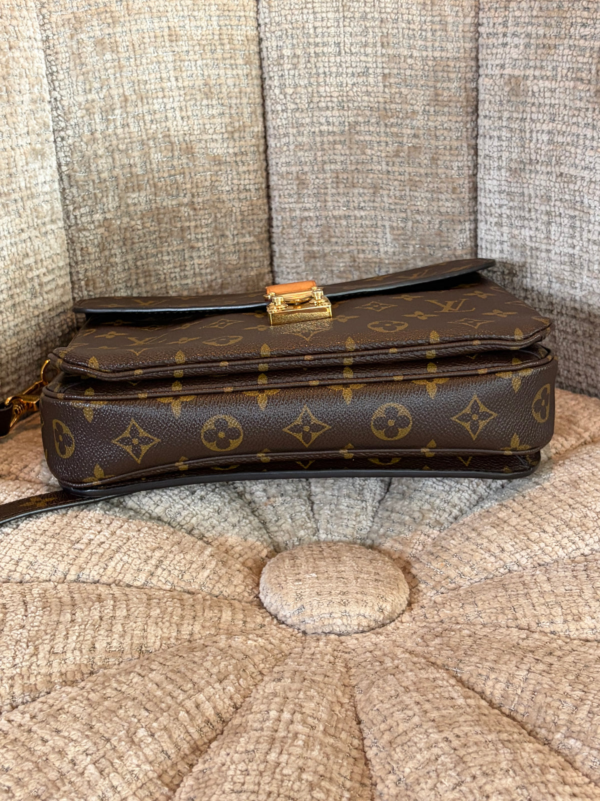 Louis Vuitton Pochette Metis, close-up