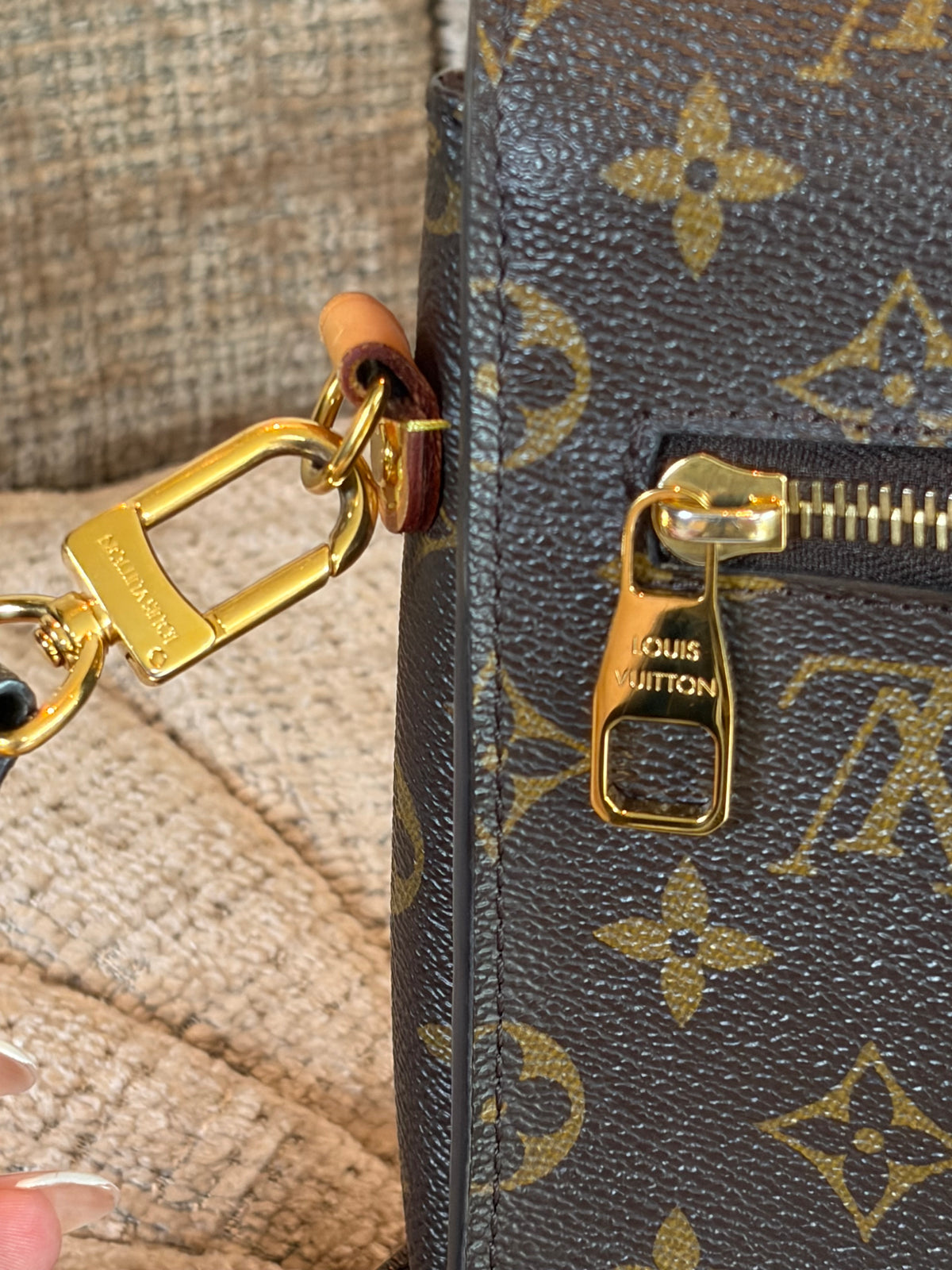 Louis Vuitton Pochette Metis, condition detail