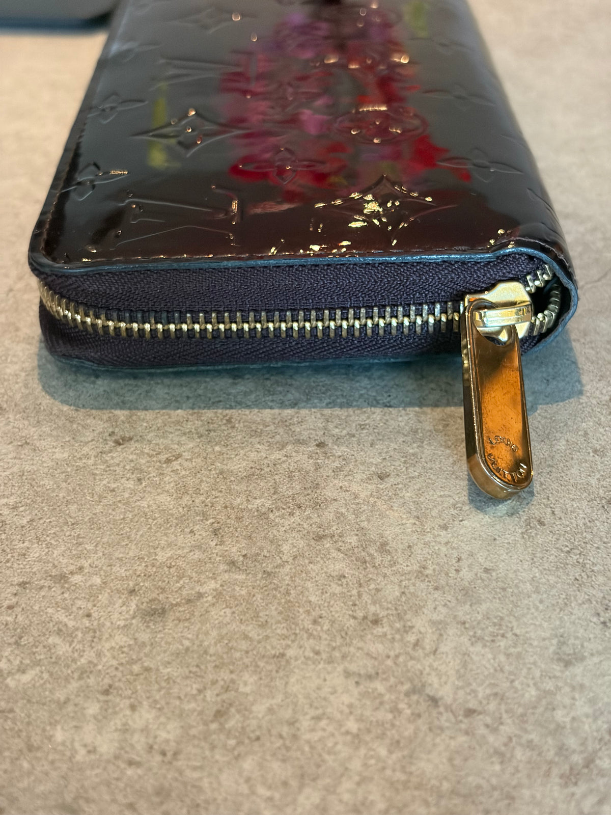 Louis Vuitton Zippy Wallet burgundy Vernis, condition detail