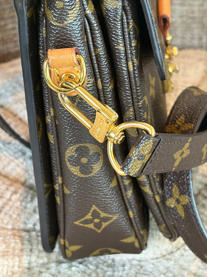 Louis Vuitton Pochette Metis, base detail