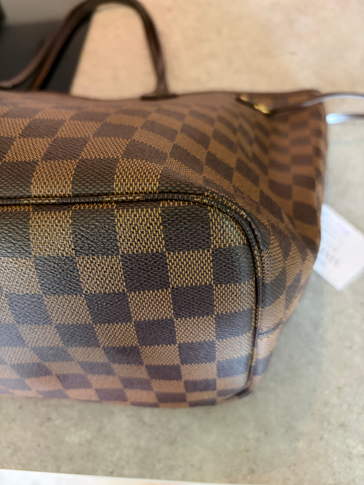 Louis Vuitton Neverfull MM Damier Ebene, base detail