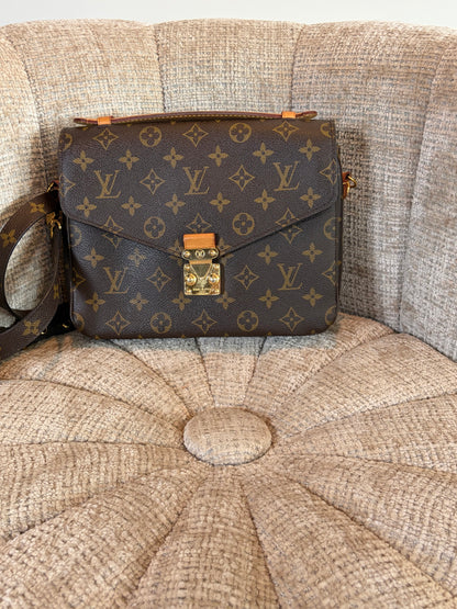 Louis Vuitton Pochette Metis in brown canvas, side view