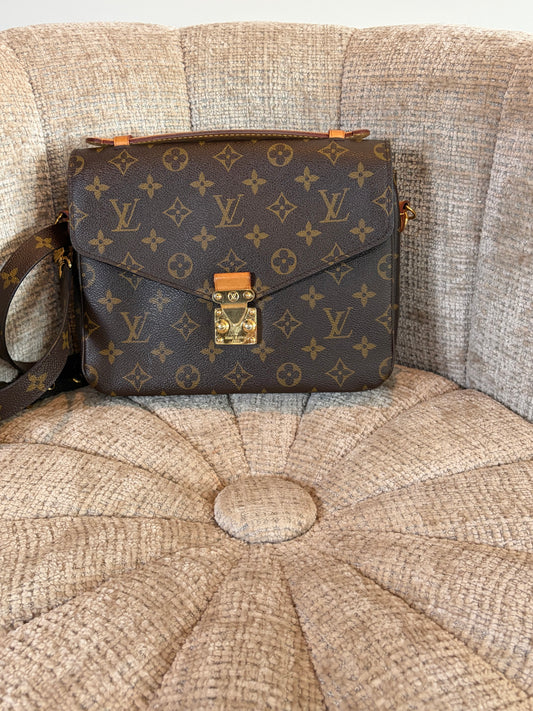 Louis Vuitton Pochette Metis in brown canvas, side view