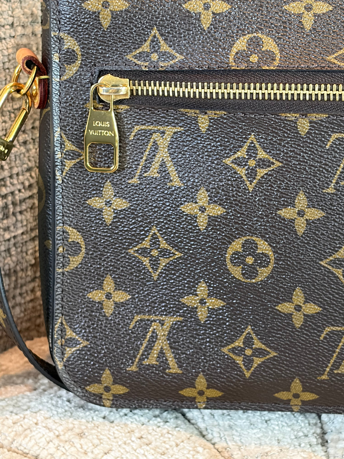 Louis Vuitton Pochette Metis, hardware detail