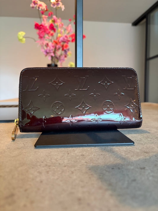 Louis Vuitton Zippy Wallet in burgundy Vernis leather, front view