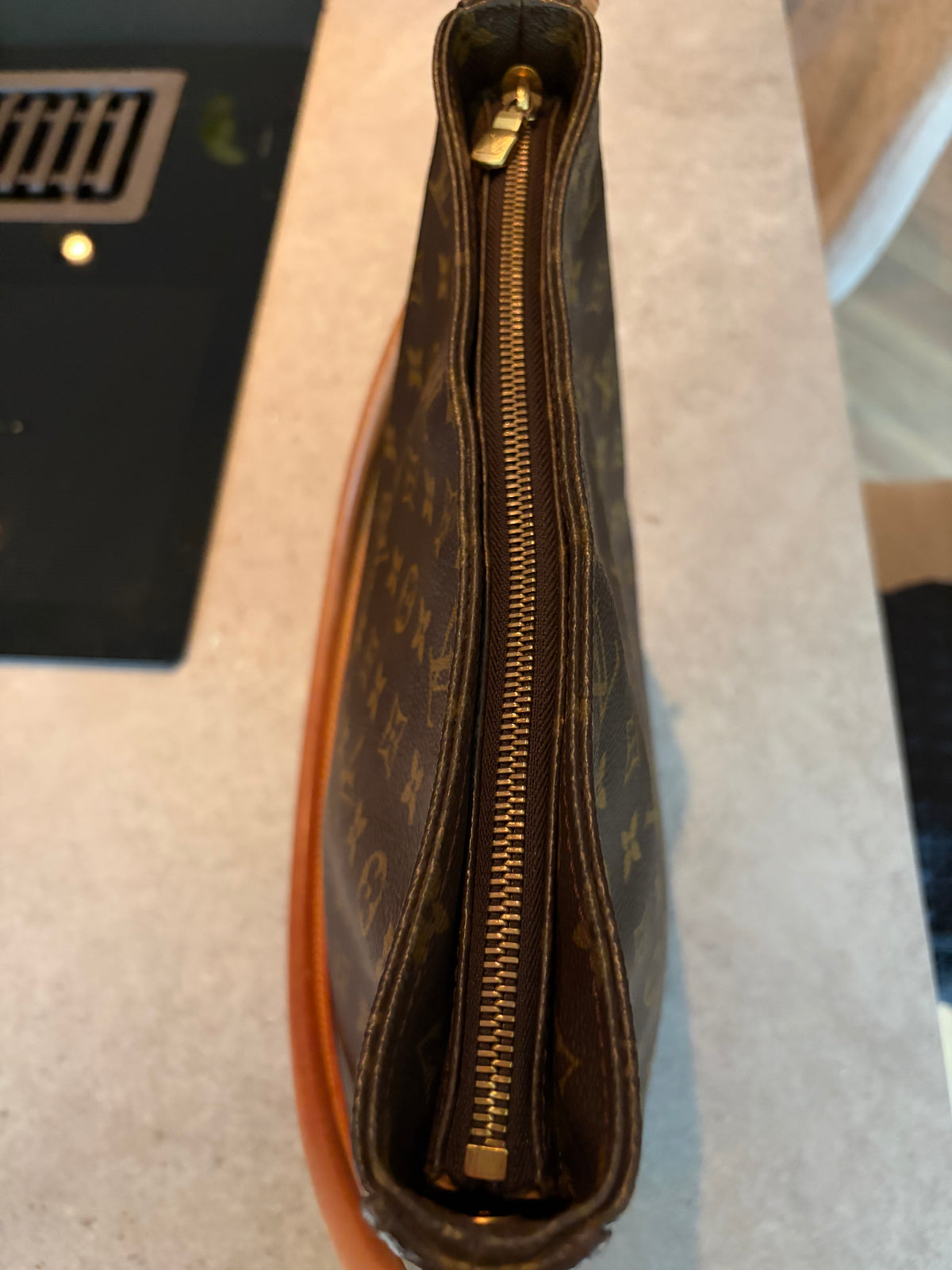 Louis Vuitton Monogram Looping Canvas GM, detail view 9