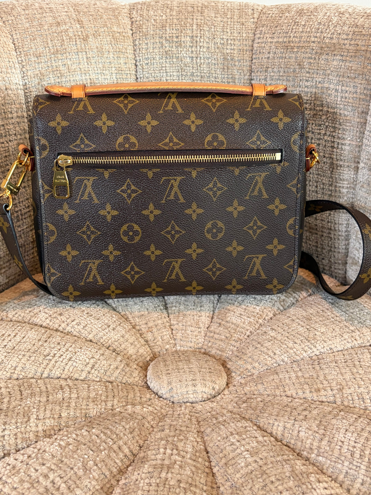 Louis Vuitton Pochette Metis in brown canvas, interior view
