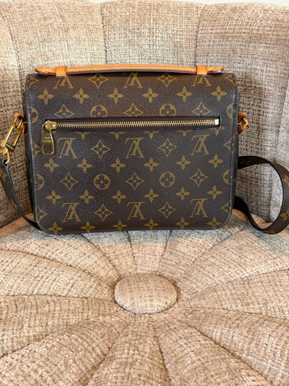 Louis Vuitton Pochette Metis in brown canvas, interior view