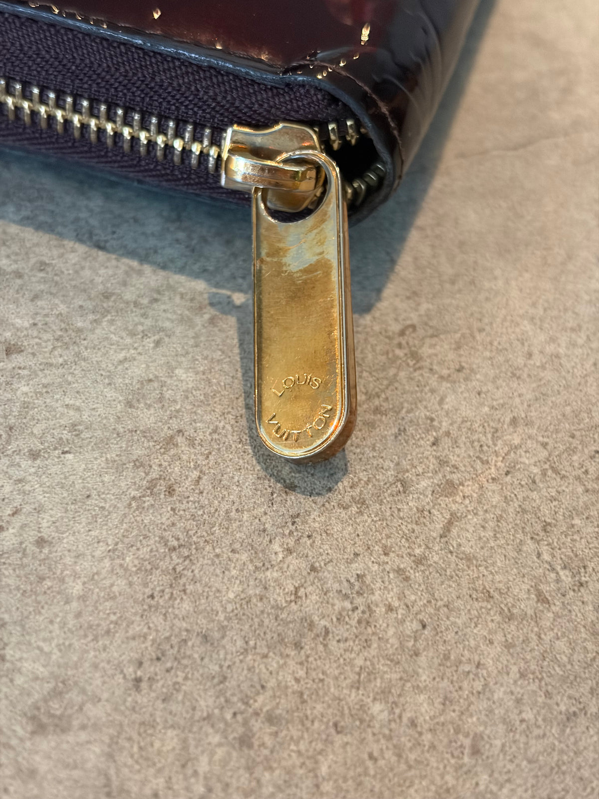 Louis Vuitton Zippy Wallet burgundy Vernis, base detail