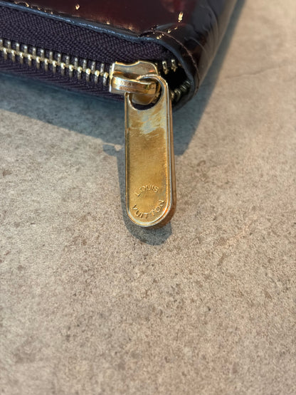 Louis Vuitton Zippy Wallet burgundy Vernis, base detail