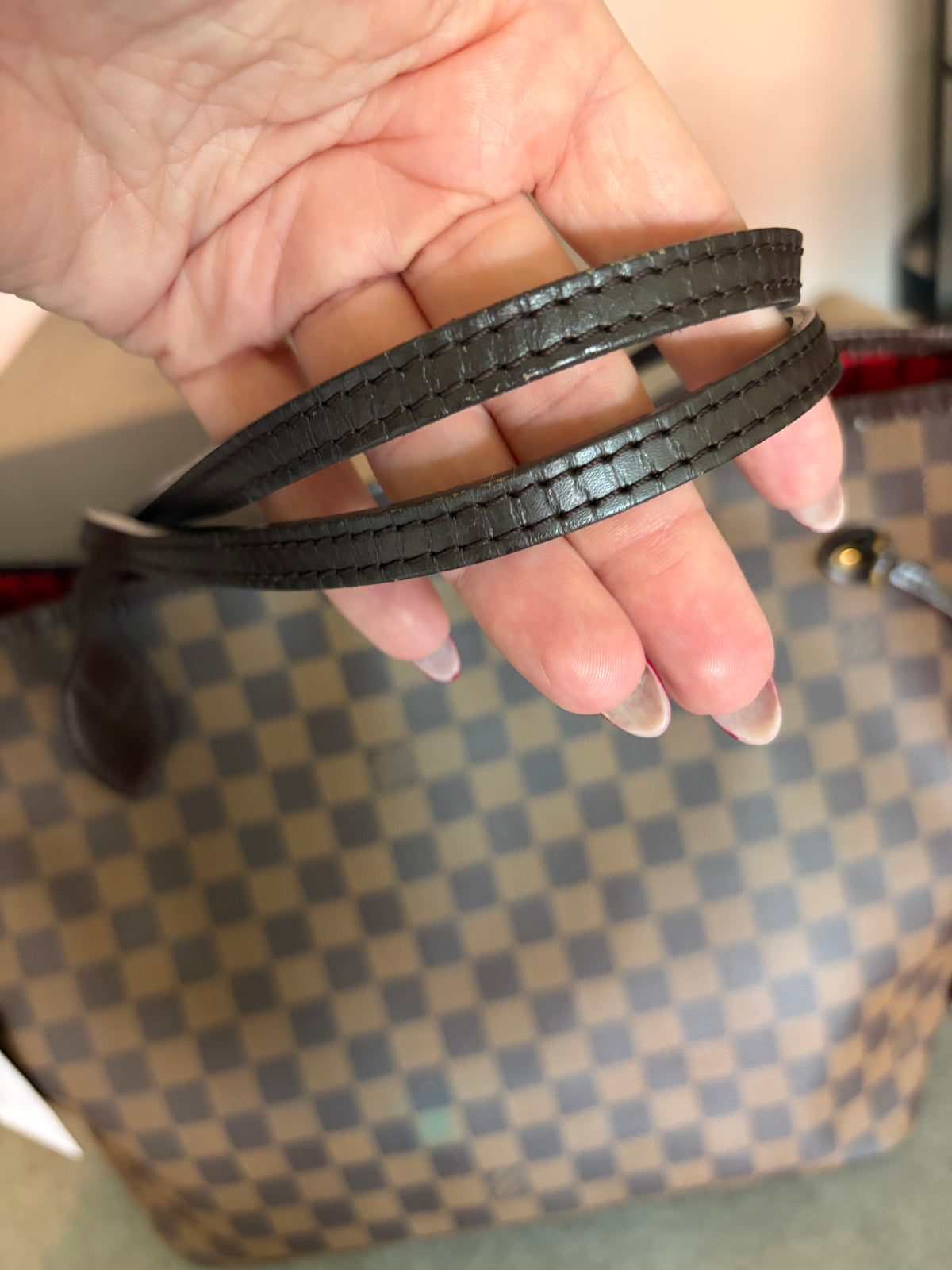 Louis Vuitton Neverfull MM Damier Ebene, close-up