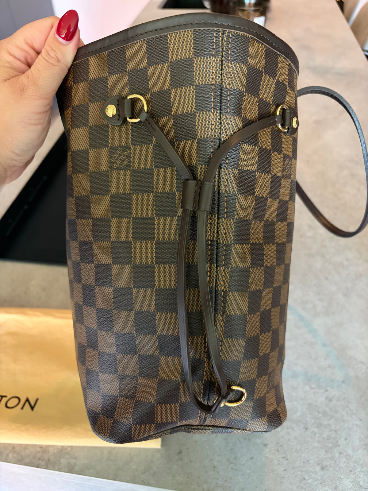 Louis Vuitton Neverfull MM Damier Ebene, close-up
