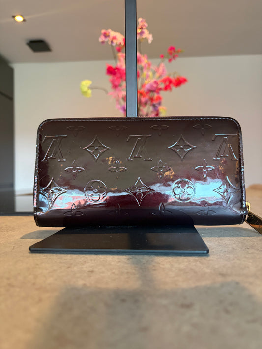 Louis Vuitton Zippy Wallet in burgundy Vernis leather, side view