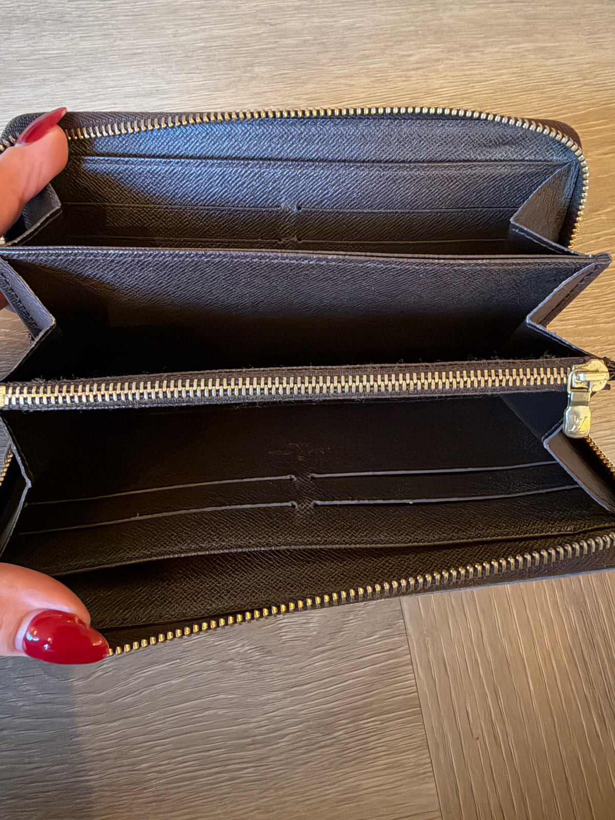 Louis Vuitton Zippy Wallet, detail view 11