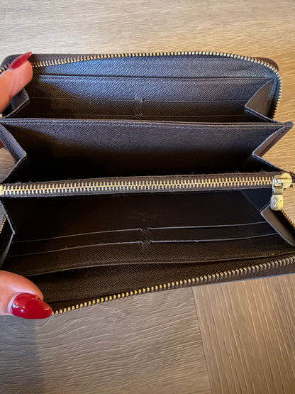 Louis Vuitton Zippy Wallet, detail view 11