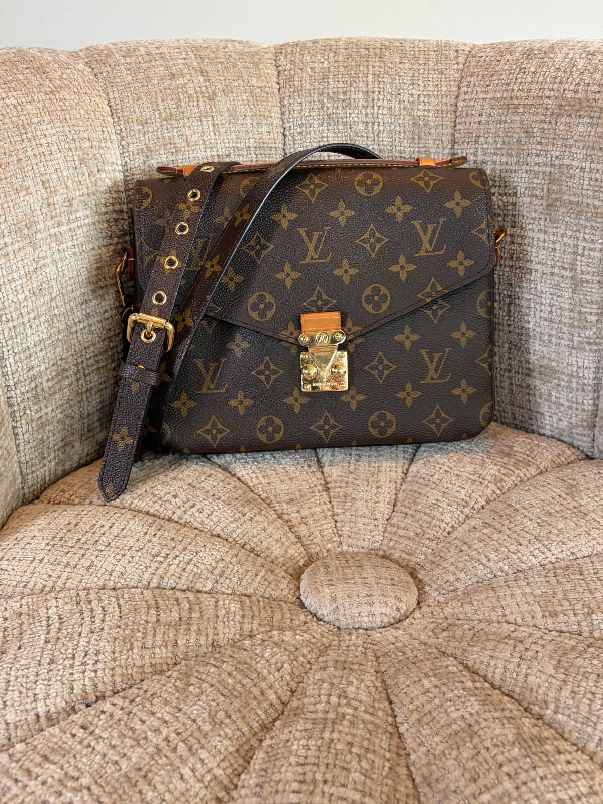 Louis Vuitton Pochette Metis in brown canvas, front view