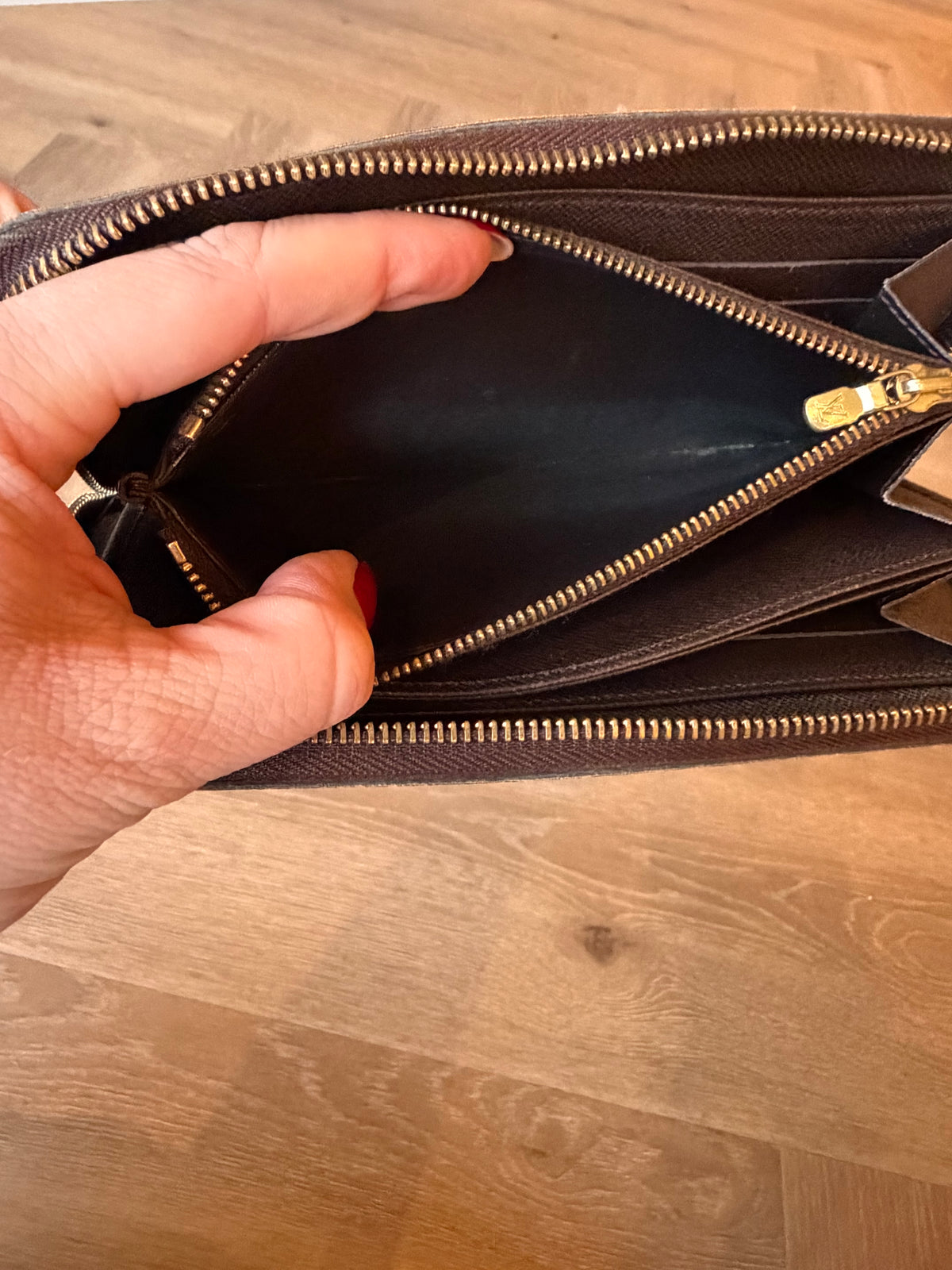 Louis Vuitton Zippy Wallet, detail view 9