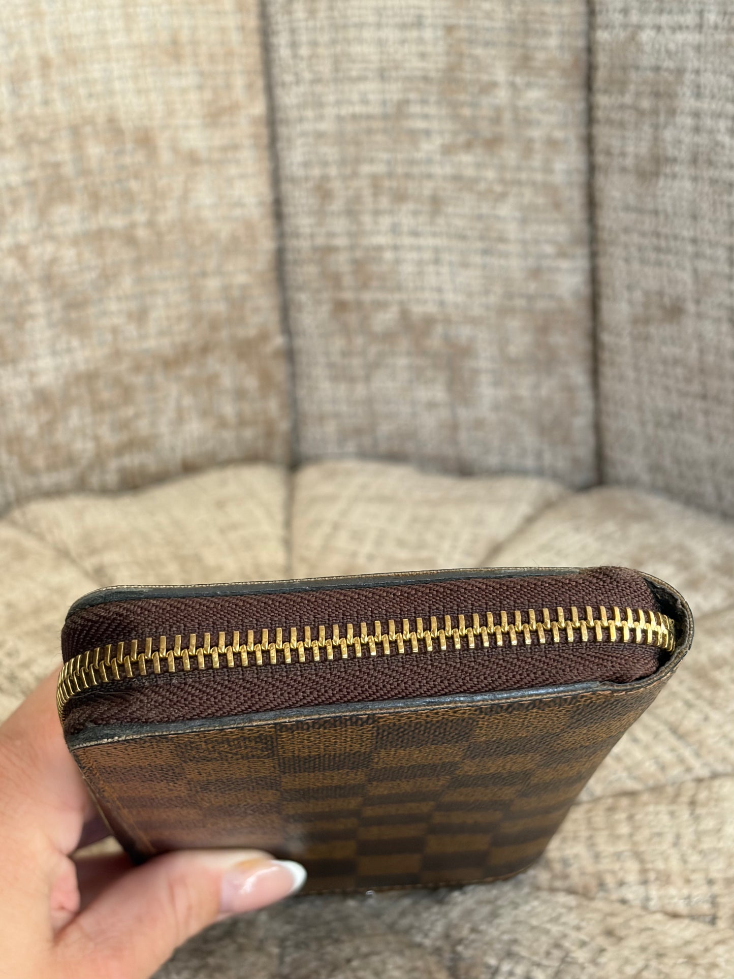 Louis Vuitton Zippy Wallet Monogram canvas, zip detail