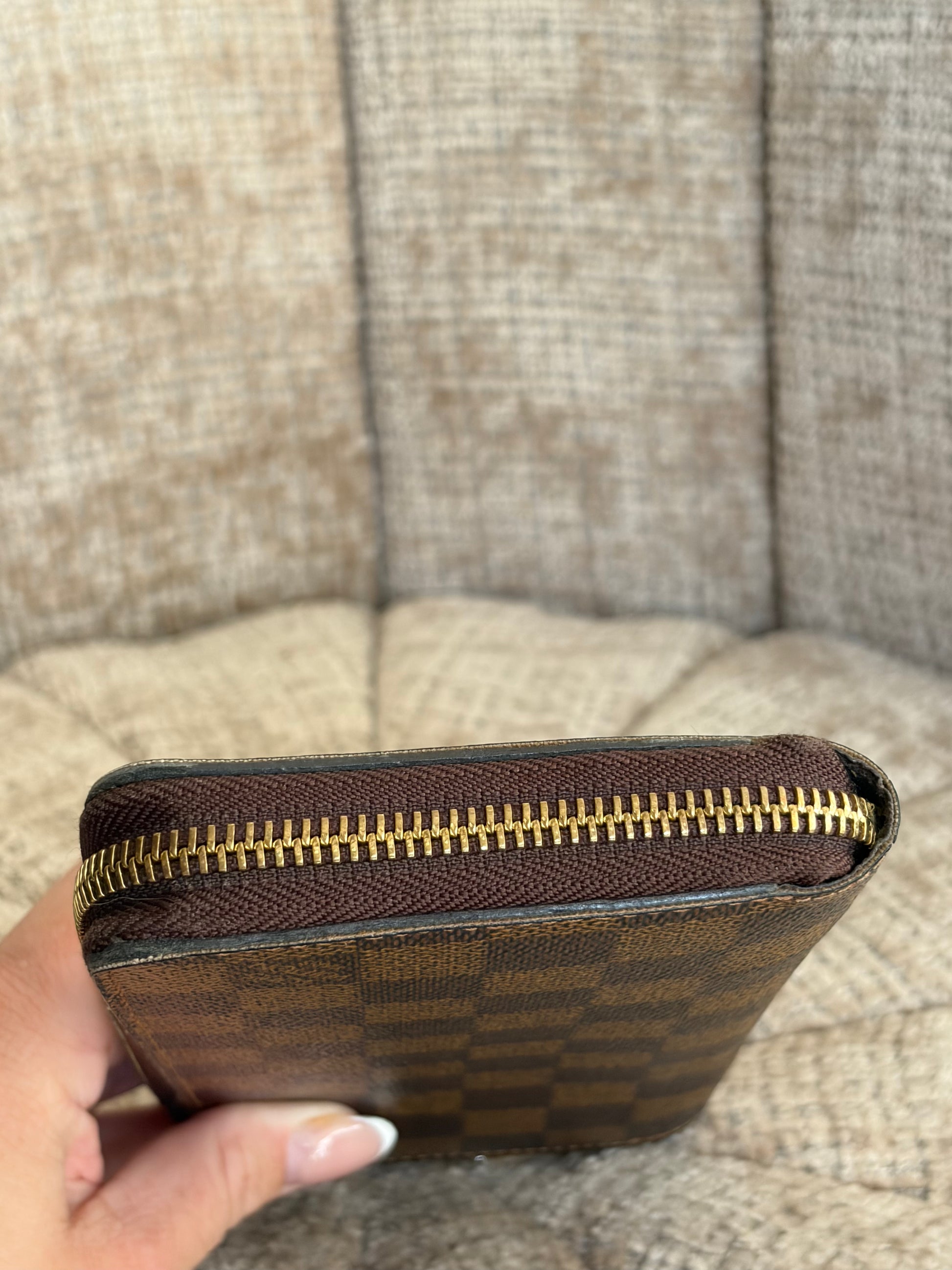 Louis Vuitton Zippy Wallet Monogram canvas, zip detail