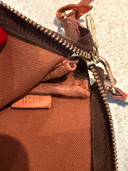 Louis Vuitton Pochette Accessoires Monogram Canvas, base detail