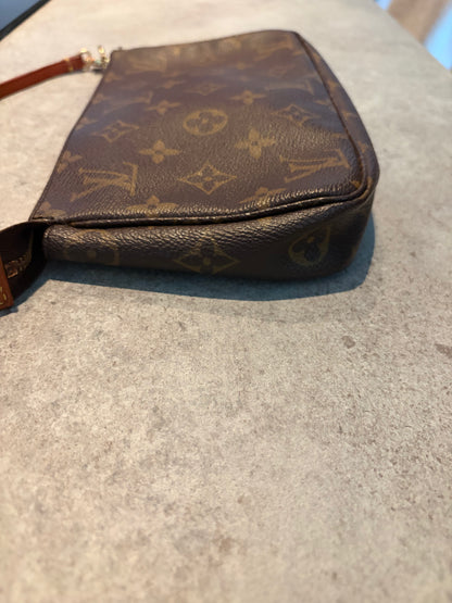 Louis Vuitton Pochette Accessoires Monogram Canvas, detail view 10